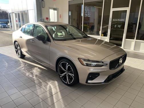 2024 Volvo S60 B5 Plus Dark Theme