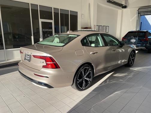 2024 Volvo S60 B5 Plus Dark Theme