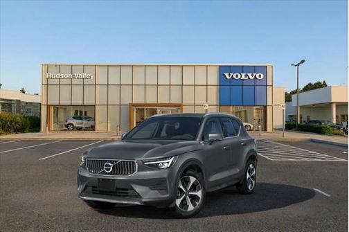2025 Volvo XC40 B5 Plus Bright Theme