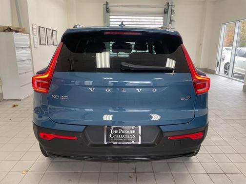 2023 Volvo XC40 B5 Plus Dark Theme