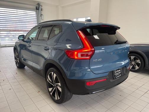 2023 Volvo XC40 B5 Plus Dark Theme