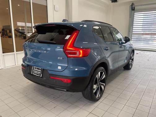 2023 Volvo XC40 B5 Plus Dark Theme