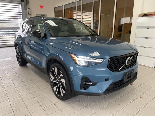 2023 Volvo XC40 B5 Plus Dark Theme