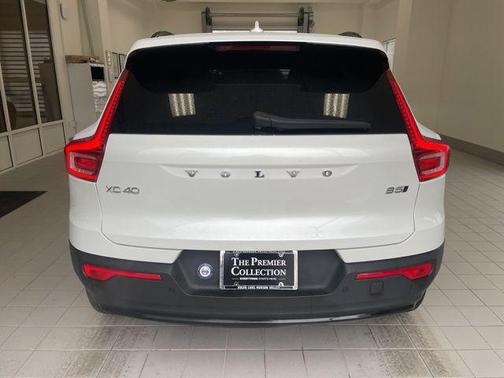 2023 Volvo XC40 B5 Plus Dark Theme