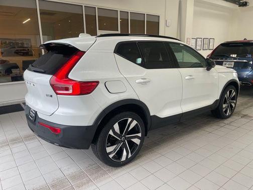 2023 Volvo XC40 B5 Plus Dark Theme