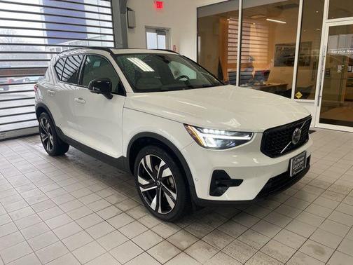 2023 Volvo XC40 B5 Plus Dark Theme