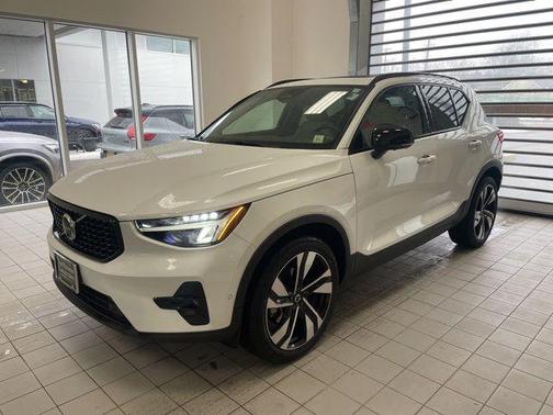 2023 Volvo XC40 B5 Plus Dark Theme