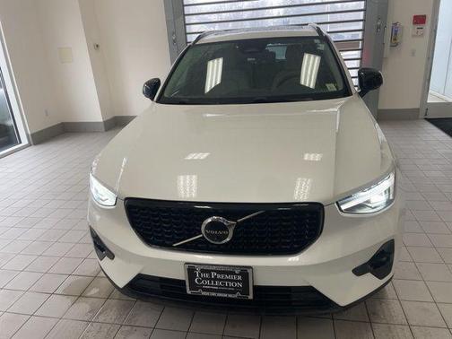 2023 Volvo XC40 B5 Plus Dark Theme