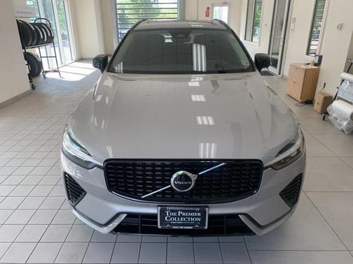 2024 Volvo XC60 B5 Core Dark Theme