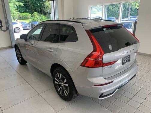 2024 Volvo XC60 B5 Core Dark Theme