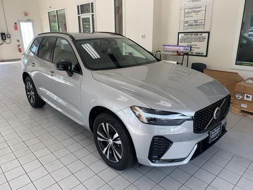 2024 Volvo XC60 B5 Core Dark Theme