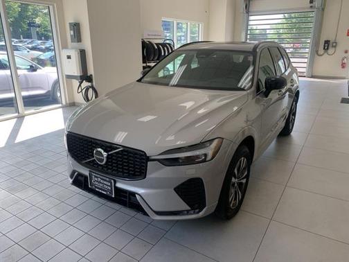 2024 Volvo XC60 B5 Core Dark Theme