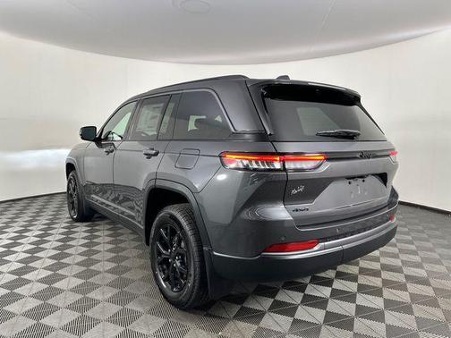 Metallic 2026 Jeep Grand Cherokee Laredo