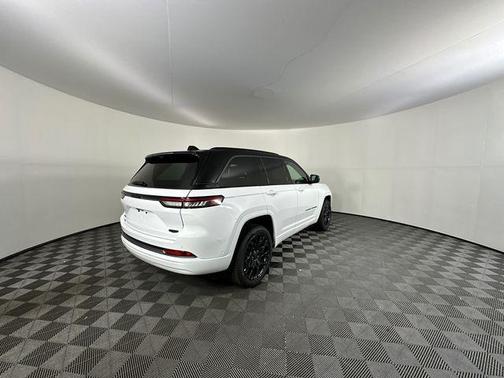 Bright White Clearcoat 2026 Jeep Grand Cherokee Summit