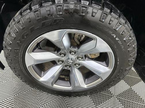 Delmonico Red Pearlcoat 2022 RAM 1500 Limited