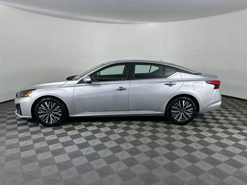 Brilliant Silver Metallic 2023 Nissan Altima 2.5 SV