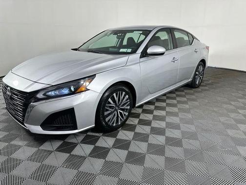 Brilliant Silver Metallic 2023 Nissan Altima 2.5 SV