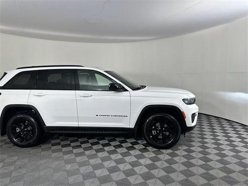 2025 Jeep Grand Cherokee Laredo