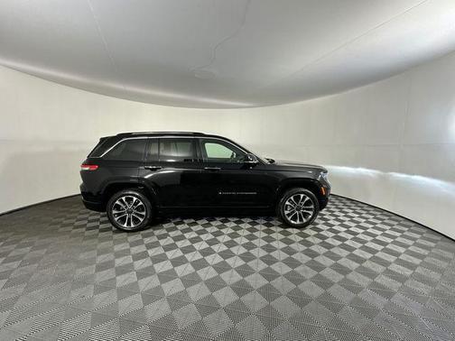 Diamond Black 2022 Jeep Grand Cherokee Overland