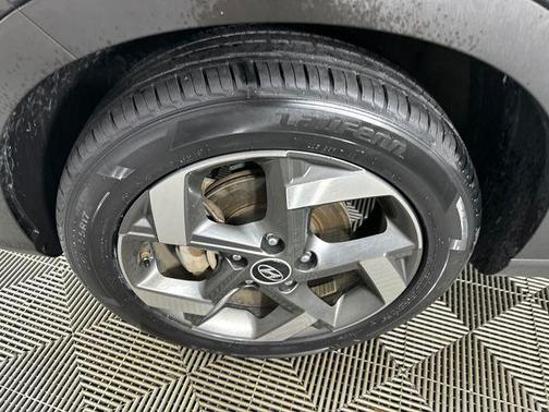 Black Noir Pearl 2022 Hyundai VENUE SEL