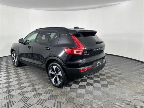 2025 Volvo XC40 B5 Plus Dark Theme