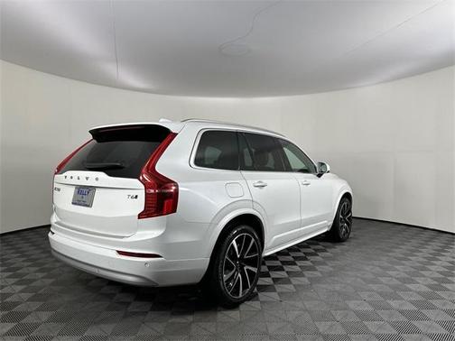 2022 Volvo XC90 T6 Momentum 7 Passenger