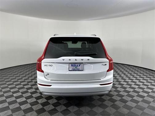 2022 Volvo XC90 T6 Momentum 7 Passenger