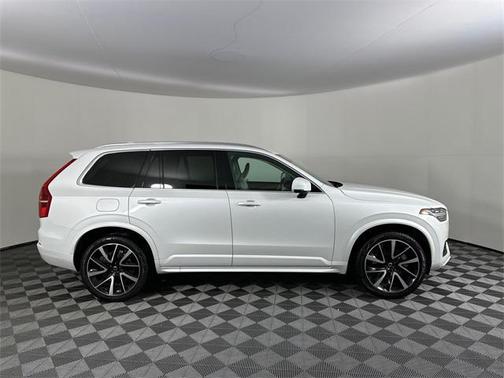 2022 Volvo XC90 T6 Momentum 7 Passenger