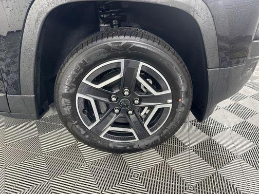 Diamond Black 2026 Jeep Cherokee LAREDO/LIMITED