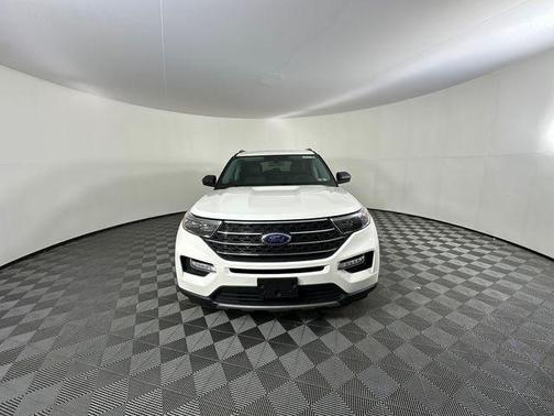 White Metallic 2022 Ford Explorer XLT