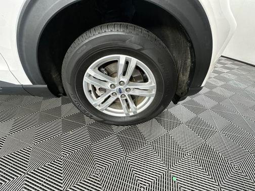 White Metallic 2022 Ford Explorer XLT