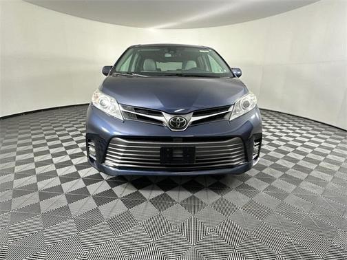 2020 Toyota Sienna XLE