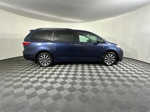 2020 Toyota Sienna XLE