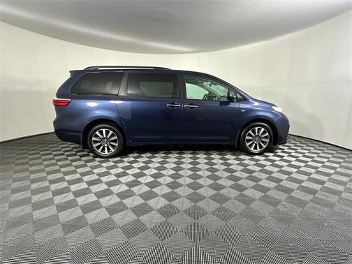 2020 Toyota Sienna XLE