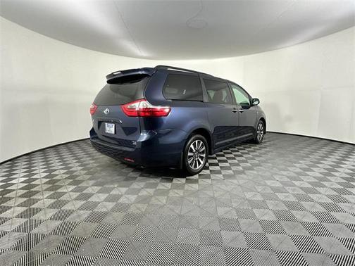 2020 Toyota Sienna XLE