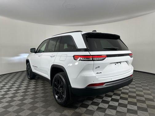 Bright White Clearcoat 2026 Jeep Grand Cherokee Laredo
