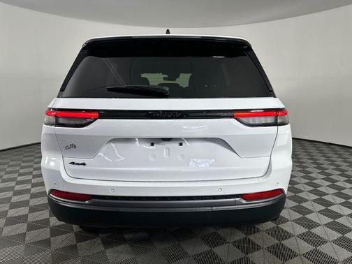 Bright White Clearcoat 2026 Jeep Grand Cherokee Laredo