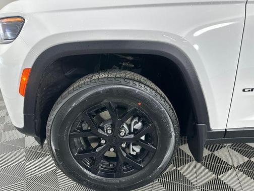 Bright White Clearcoat 2026 Jeep Grand Cherokee Laredo