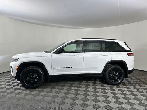 Bright White Clearcoat 2026 Jeep Grand Cherokee Laredo