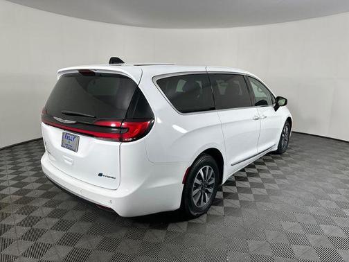 Bright White Clearcoat 2023 Chrysler Pacifica Hybrid Limited