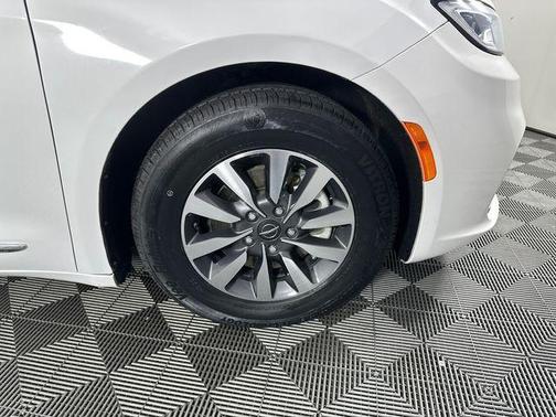 Bright White Clearcoat 2023 Chrysler Pacifica Hybrid Limited