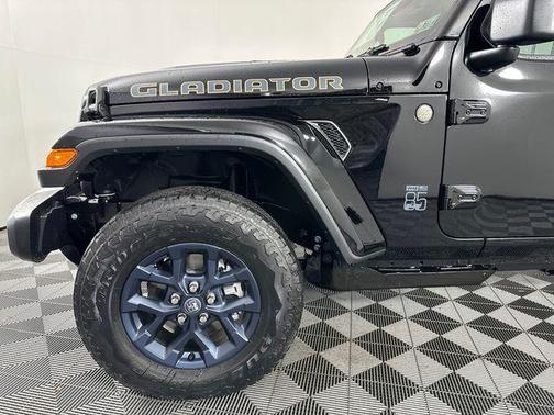 Black Clearcoat 2026 Jeep Gladiator 85th Anniversary Edition