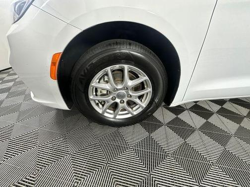Bright White Clearcoat 2024 Chrysler Pacifica Touring-L