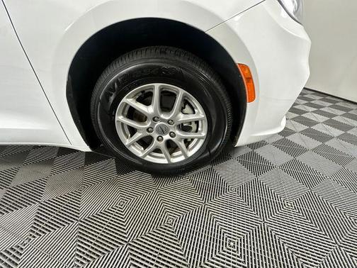 Bright White Clearcoat 2024 Chrysler Pacifica Touring-L
