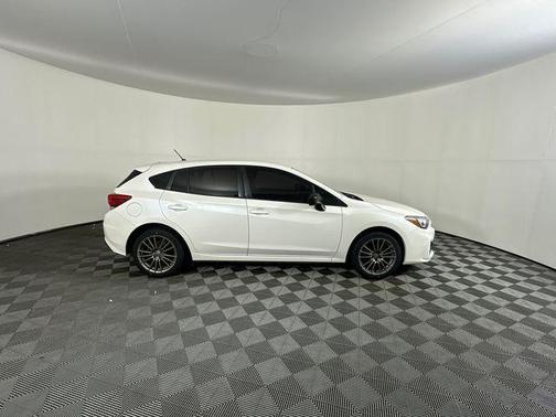 Crystal White Pearl 2017 Subaru Impreza 2.0i