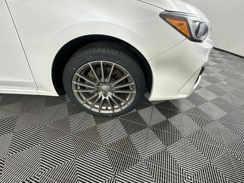 Crystal White Pearl 2017 Subaru Impreza 2.0i
