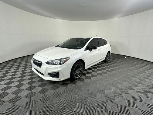 Crystal White Pearl 2017 Subaru Impreza 2.0i