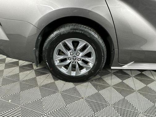 2022 Toyota Sienna XLE
