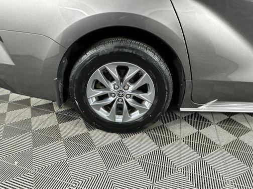 2022 Toyota Sienna XLE