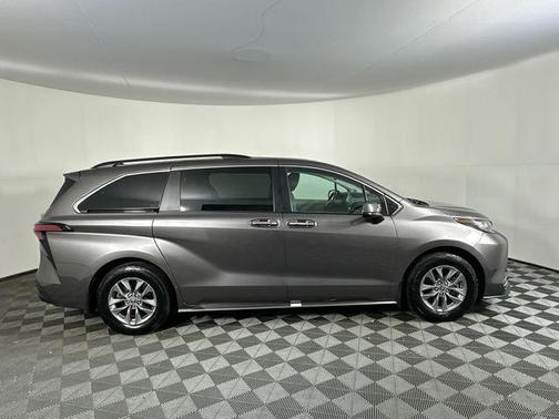 2022 Toyota Sienna XLE